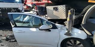 Incidente questa notte al rione casale all'altezza del rondò fra via benedetto brin e via nicola brindisi.rinnovo del contratto nazionale del settore metalmeccanici.sit in sotto confindustria. Manduria Tragedia Sulla Lecce Brindisi Auto Schiacciata Tra Due Tir Muore Un Insegnante