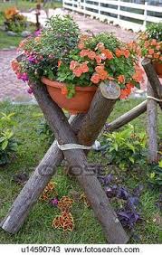 Blumen Eingemachtes Legen Auf Holzernes Regal In Garten Stockfotografie Dingus Mcklingus Flower Pots Cottage Decor Diy Garden Projects