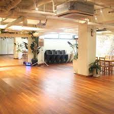 4kプロジェクター 150インチスクリーンからの映像は圧巻です セミナー 講演会 トークショー ワークショップなど各種イベントや会議 ミーティング 研修はもちろん 落ち着いた照明とウッドデッキが張られた空間で お洒落なパーティーを演出できます また