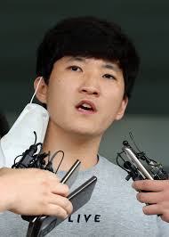 초등학생 등 10대 남자 아이들만을 대상으로 알몸 사진이나 영상을 제작해 유포한 혐의를 받는 최찬욱이 오늘 오전 검찰로 송치됐습니다. Xi2rvx55urgrem