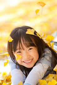 落ちてくるイチョウの葉で遊ぶ女の子 22946002307 の写真素材 イラスト素材 アマナイメージズ