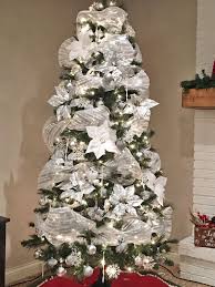 Christmas Tree Decorations White Ribbons Flowers And Bows Christmas Tree Decorations Christmas Tree Christmas Decorations