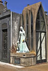 Australierin kürzt ihr brautkleid und das ergebnis ist umwerfend. Grab Von Liliana Crociati De Szaszak In Ihrem Hochzeitskleid Mit Ihrem Hund Sabu Statue Durch Wifredo Viladich Neo Gotische Art Redaktionelles Stockbild Bild Von Barrio Grab 128536119