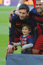 Born 24 june 1987) is an argentine professional footballer who plays as a forward and captains both la liga club barcelona. Lionel Messi Et Son Fils Thiago