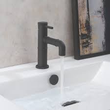 Bathroom vanities provide storage space and are available in a variety of styles, sizes and materials, including bathroom vanities with tops and custom bath this guide will help you understand what to look for when choosing a bathroom vanity, including storage needs and the size of your bathroom. Page 8 Hotel Designs