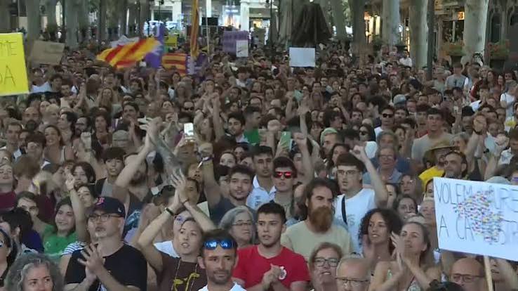 Des milliers de personnes à Majorque rassemblées contre le surtourisme | Euronews