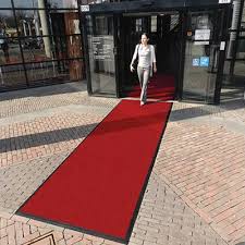 Ein roter teppich ist ein meist lang ausgerollter teppich, auf dem prominente personen (stars, staatsoberhäupter etc.) gehen. Der Rote Teppich Fur Sie Und Ihre Promis Jetzt Ausgerollt