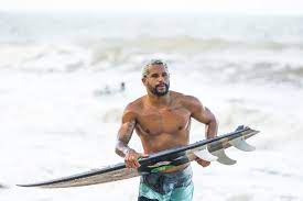 Italo ferreira (born june 6, 1994) is a brazilian professional surfer who competes on the world surfing league men's world tour since 2015, after. Italo Ferreira Surfa A Maior Onda De Sua Vida E Conta Como Foi A Experiencia Gq Esporte
