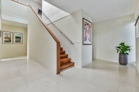 A brilliant show full of humor but also very sharp, serious and politically charged topics. Binnenkijken Bij Jorgen Raymann Die 2 4 Miljoen Euro Vraagt Voor Zijn Almeerse Villa Met Zwembad