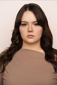 Samantha Laroche's Instagram, Twitter & Facebook