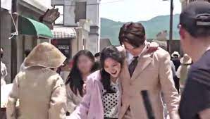 Min ho has had a crush on go eun since he first heard her speak in grade 9 but she doesn't seem to know he exists. Behind The Scenes Video Images Show Lee Min Ho S Affection For Kim Go Eun During Tkem Shoot