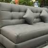 Cukup buat lemari buku untuk mengisi sisi dinding dan sebuah sofa santai yang nyaman digunakan untuk aktivitas membaca. 1
