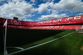 Zeker toen ik een immense rij mensen zag aan het stadion. 90plus Sevilla Stadion Fussball International Serios Kompakt
