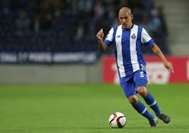 Maxi pereira teve várias propostas, mas a verdade é que, ao contrário de outros, nunca quis sair, afirmou o líder do clube encarnado, durante o o maxi pereira representa muito mais do que um simples jogador. Fc Porto Quer Renovar Com Maxi Pereira Desporto Correio Da Manha