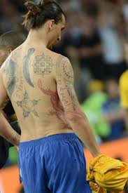 Zlatan ibrahimovic tattoos on the left and right wrist. Zlatan Ibrahimovics 9 Tattoos Und Ihre Bedeutung Promi Tattoos