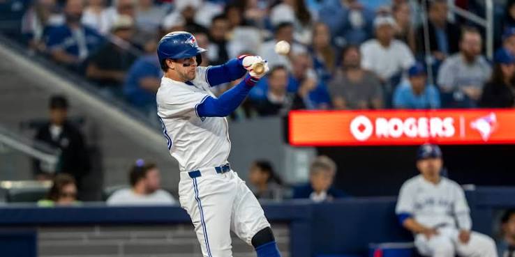 Ernie Clement hits HR on pitch at his eyes