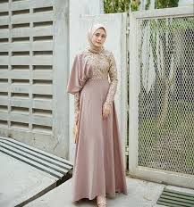 Baju kondangan dengan nuansa yang lebih tradisional bisa didapatkan di sini. 8 Ootd Model Dress Brokat Kombinasi Buat Pesta Womantalk