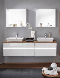 Elegantes Badezimmer Mit Spiegel Und Waschbecken Badezimmer Moderne Badezimmer Waschbecken Waschbecken