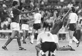 Unglücklicherweise schoss der scheintote burgnich (auf dem bild oben rechts) in der 98. Das Duell Deutschland Italien Ist Ein Klassiker Jahrhundertspiel In Mexiko Ende Des Sommermarchens In Dortmund Und Die Watschn Von Warschau Dramen Ohne Ende News Esslinger Zeitung
