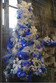 Cualquier gama de los azules, del turquesa al azul marino quedará perfecto sobre tu árbol de navidad blanco. 50 Hermosas Ideas Para Decorar Tu Arbol De Navidad En Diferentes Estilos Mujer Chic