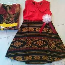 Bagian atasan menjuntai ke bawah seperti dress, hanya saja masih disambung dengan kain jarik atau polosan. Gaun Anak Tenun Shopee Indonesia