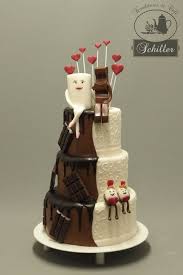 Mit nur wenigen materialien basteln sie so ein leckeres, aber gleichzeitig individuelles geschenk für wirklich alle, die gern schokolade. 3 Etagen Aufsatztorte Mit Handmodelierten Milch Und Schokolade Brautpaar Torte Hochzeit Hochzeitstorte Kuchen Fur Die Hochzeit