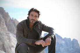 Un passo dal cielo (one step from heaven) is an italian television series starring terence hill as commander of the state forestry corps in the italian village of innichen and enrico ianniello as the local state police commissioner. Un Passo Dal Cielo 5 Chi Saranno Le New Entry Del Cast