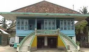 Mewarnai.my.id ~ rumah adat atau tradisional merupakan rumah yang dibangun dengan cara yang sama dari generasi kegenerasi dan tanpa atau dikit sekali mengalami perubahan. 7 Jenis Rumah Adat Sumatera Selatan Disertai Gambar Perbedaannya