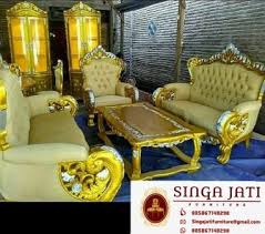 Satu set meja dan kursi di ruang tamu sangat menentukan apakah ruang tamu tersebut nyaman dan terlihat indah atau tidak. Kursi Tamu Sofa Ukir Raffi Ahmad Sofa Tamu Mewah Italia