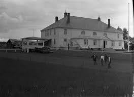 It is part of the traditional region of toten. Ostre Toten Festivitetslokale Sannsynligvis Under Forberedelser Til Arrangementet Varemessen 1932 Noen Uidentifiserte Personer Tre Bilder Mjosmuseet Digitaltmuseum