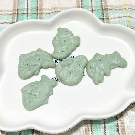 たべっ子水族館チョコミント味🦭💚 たべっ子どうぶつに水族館があるのすら知らなかったんだけど、チョコミント味がー！！！ ミント味の生地じゃなく、 チョコレートを染み込ませてあるからしっとり✨ パッケージイラストがめちゃくちゃ可愛くて(特に底面)グッズが欲しい ...