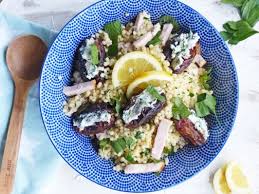 Snijd de appels en de gerookte kipfilet in plakjes en hak de walnoten in grove stukken. Citroenparelcouscous Met Dadels En Gerookte Kip Susan Aretz