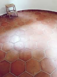 Todobarro No Twitter Magnifico Suelo De Barro Hexagonal De Gran Formato En Tonalidad Salmon Instalado En Esta Preciosa Casa Sostenible De Tarifa Baldosas Obra Y Foto Via Pablofarfan Arquitectura Sostenibilidad Interiorismo Https T Co Fgk25hyzmy
