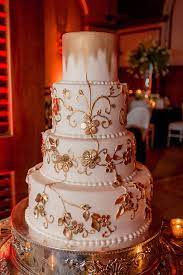 Hochzeitstorte Inspiration Von The Breakers Cake Shop Entfernen Sie Die Oberste Schicht Und Pu Weddi Wedding Cookies Wedding Cakes Wedding Cake Toppers