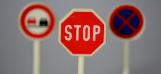 Sie können das bild für private und kommerzielle zwecke ohne vorherige schriftliche zustimmung und. Am Stoppschild Und Grunen Pfeil Heisst Es An Der Haltelinie Anhalten Tuv Thuringen