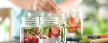 Cara membuat infused water pertama yang berguna untuk membakar timbunan lemak adalah dengan mencampur buah jeruk dan irisan mentimun. 5 Cara Membuat Infused Water Yang Segar Dan Menyehatkan