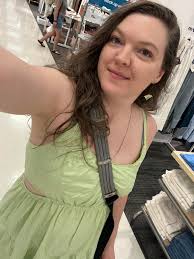 It's me when I see green dresses: rietosonfaccbook