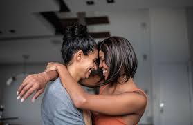 On sattend à ce que je sois un Kamasutra vivant » : linfluence du porno  lesbien sur la représentation du sexe entre femmes - Elle