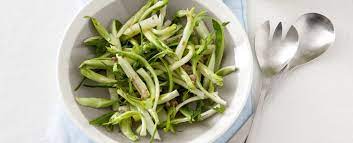 Pulire le puntarelle e farle cuocere in acqua bollente salata per circa 8 minuti dalla ripresa del bollore, scolarle bene per far perdere l'acqua. Puntarelle Cosa Sono E Come Si Cucinano Sale Pepe