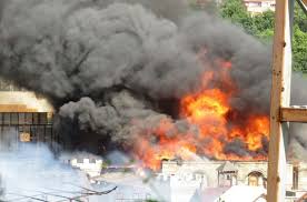 Yangında 2 hektar alanın zarar gördüğü ve ekiplerin soğutma çalışması yaptığı belirtildi. Son Dakika Beykoz Kundura Fabrikasinda Yangin Uskudar Ve Kadikoy Den Itfaiye Takviyesi Gundem Haberleri