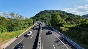 Until 2017 the route was much longer, going after salerno further south until reggio calabria; A24 Chiusure Notturne Traforo Del Gran Sasso Abruzzolive