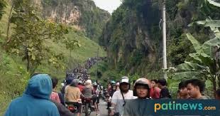 Dua sejoli yang membuat gunung rowo viral kelakuan dua sejoli yang terjadi di gunung rowo kini telah meresahkan warga kabupaten pati, jawa tengah. Lagi Viral Bukit Teletubbies Sukolilo Dibanjiri Pengunjung