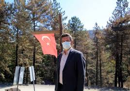 Türkiye'de orman yangınları / yangına nasıl müdahale ediliyor? Orman Yangini Bolgesinde Yanmadan Bulunan Turk Bayragini Gencler Yerine Dikti