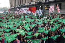 La cámara de diputados argentina debaten desde el jueves un proyecto de ley oficialista para legalizar el aborto. Legisladores Portenos Celebraron La Presentacion Del Proyecto Por El Aborto Legal En El Congreso Parlamentario