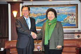 朱立倫曾就讀於 臺北市立建國高級中學 、 國立臺灣大學 工商管理學系商學學士、 美國 紐約大學 史登商學院 會計學博士 。. æœ±ç«‹ä¼¦æä¿®å®ªé™ˆèŠéƒ'æ–‡ç¿è¡¨èµžåŒ å¤§çºªå…ƒ