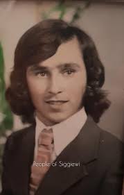 Alexander Bonello ġej minn familja ta' ħmistax u huwa hu l-għaxar wieħed.  Alexander tgħallem fl-iskola tal-Fawwara. Meta kiber beda jaħdem u aktar  tard iżżewweġ. Daħal bħala handyman fl-iskola tas-Siġġiewi fejn kien tassew