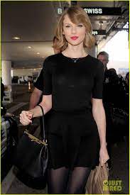 Taylor Swift Shows Off Her New Short Hair At The Airport Taylor Swift Shows Off Her New Short Hair A Taylor Swift Style Taylor Swift New Taylor Alison Swift