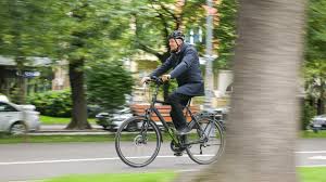 Klaus Iohannis NicuÈ™or Dan È™i Tanczos Barna Pe BicicletÄƒ In Parc AutoritÄƒÈ›ile Apel Pentru Un Transport Sustenabil