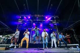 Les cuivres donnaient de la puissance aux mélodies. Vendredis Concert Le Trottoir D En Face Eclectique Festif Office De Tourisme De La Suisse Normande Au Houlme Flers La Roche D Oetre La Ferte Mace Briouze