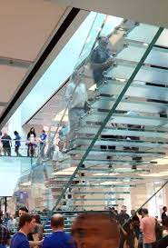 Apple S Floating Glass Staircase In The Soho Store Glass Staircase Staircase Glass Design Retail Architecture